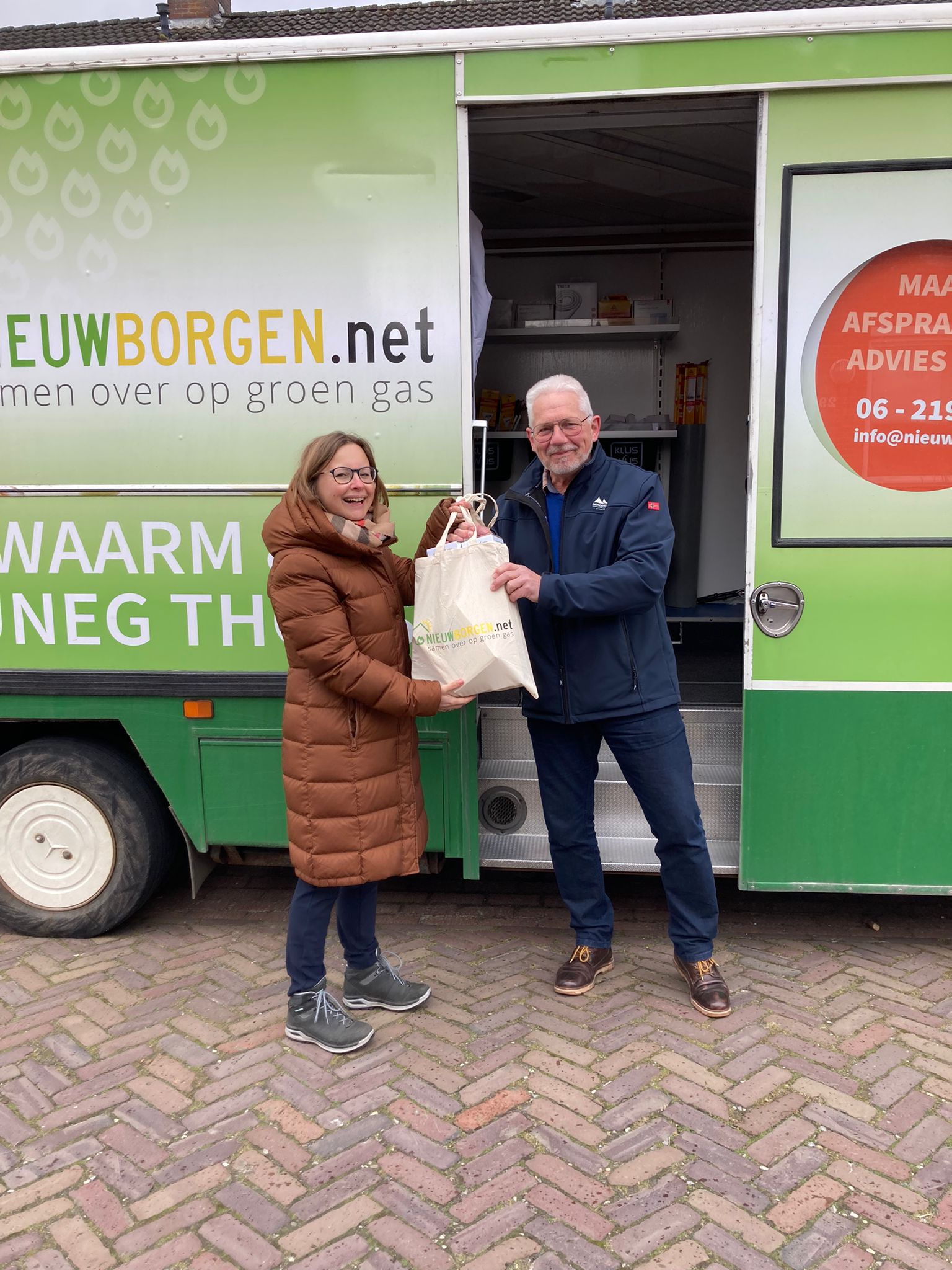 Laura Broekhuizen deelt Bespaartas uit aan inwoner Nieuwolda