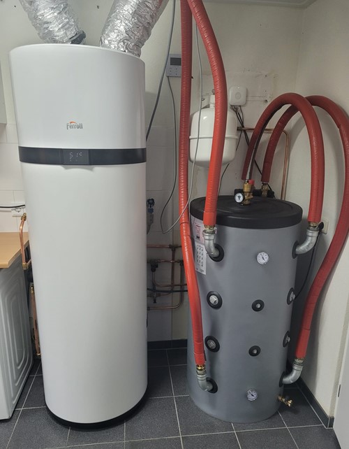 Warmtepompboiler (links) en buffervat (rechts)