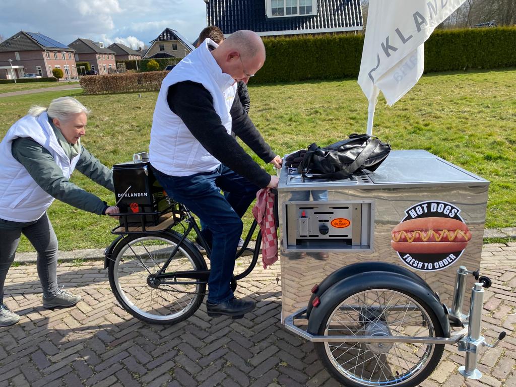 De hotdogstand wordt verplaatst naar de volgende bushalte