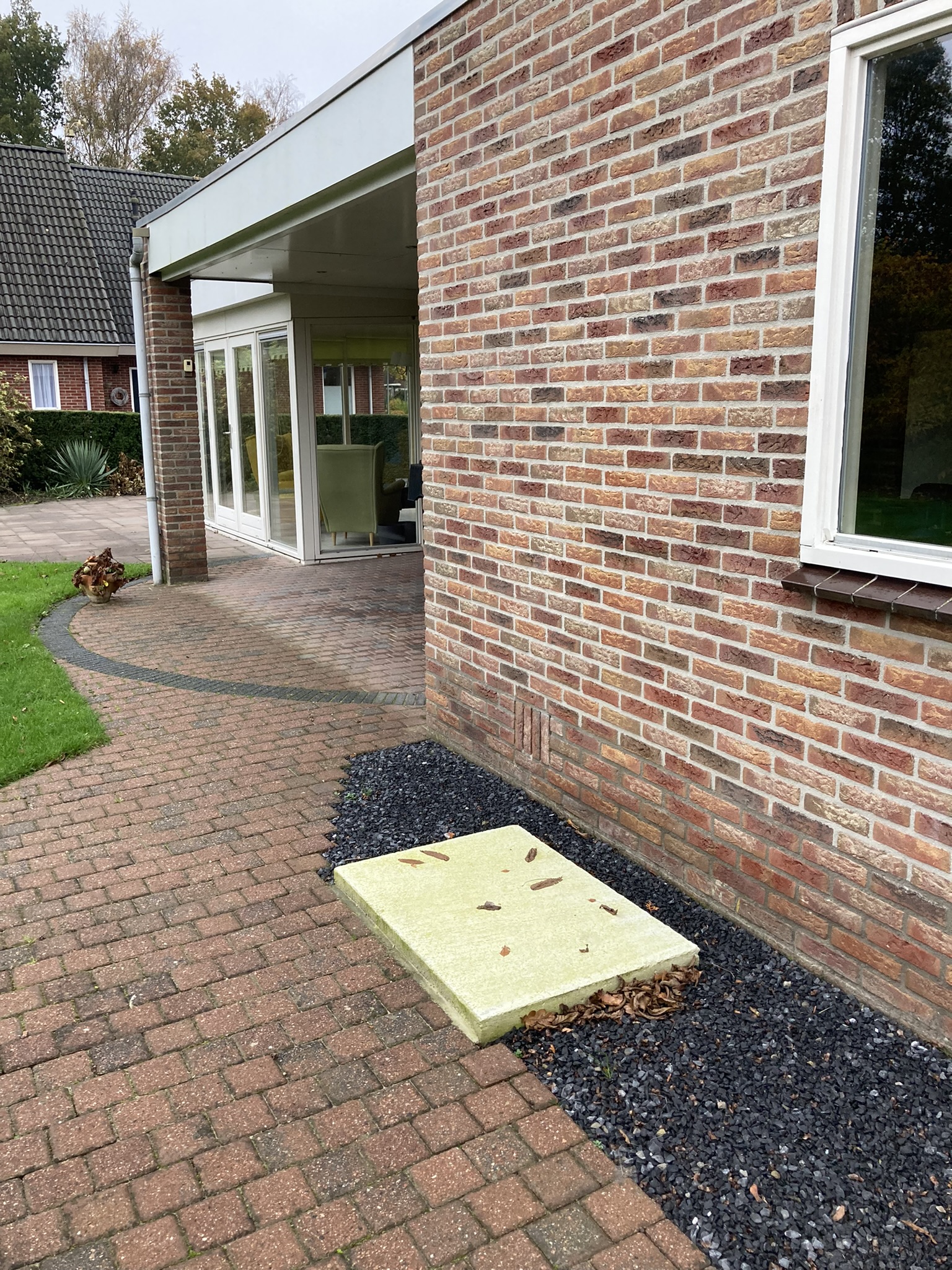 De betonplaat voor de buitenunit van de warmtepomp ligt al klaar.