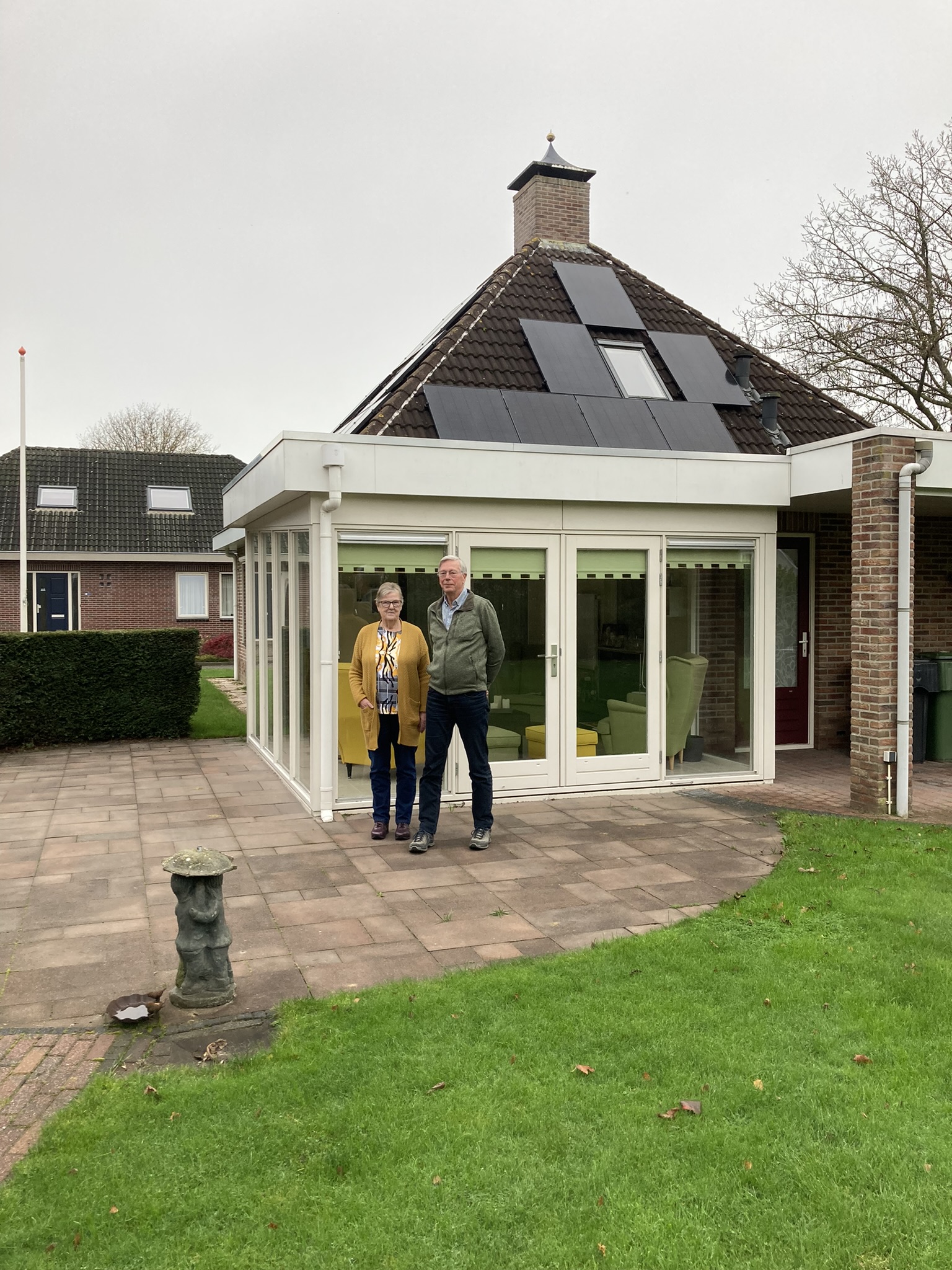 Bertha en Roelf achter het huis