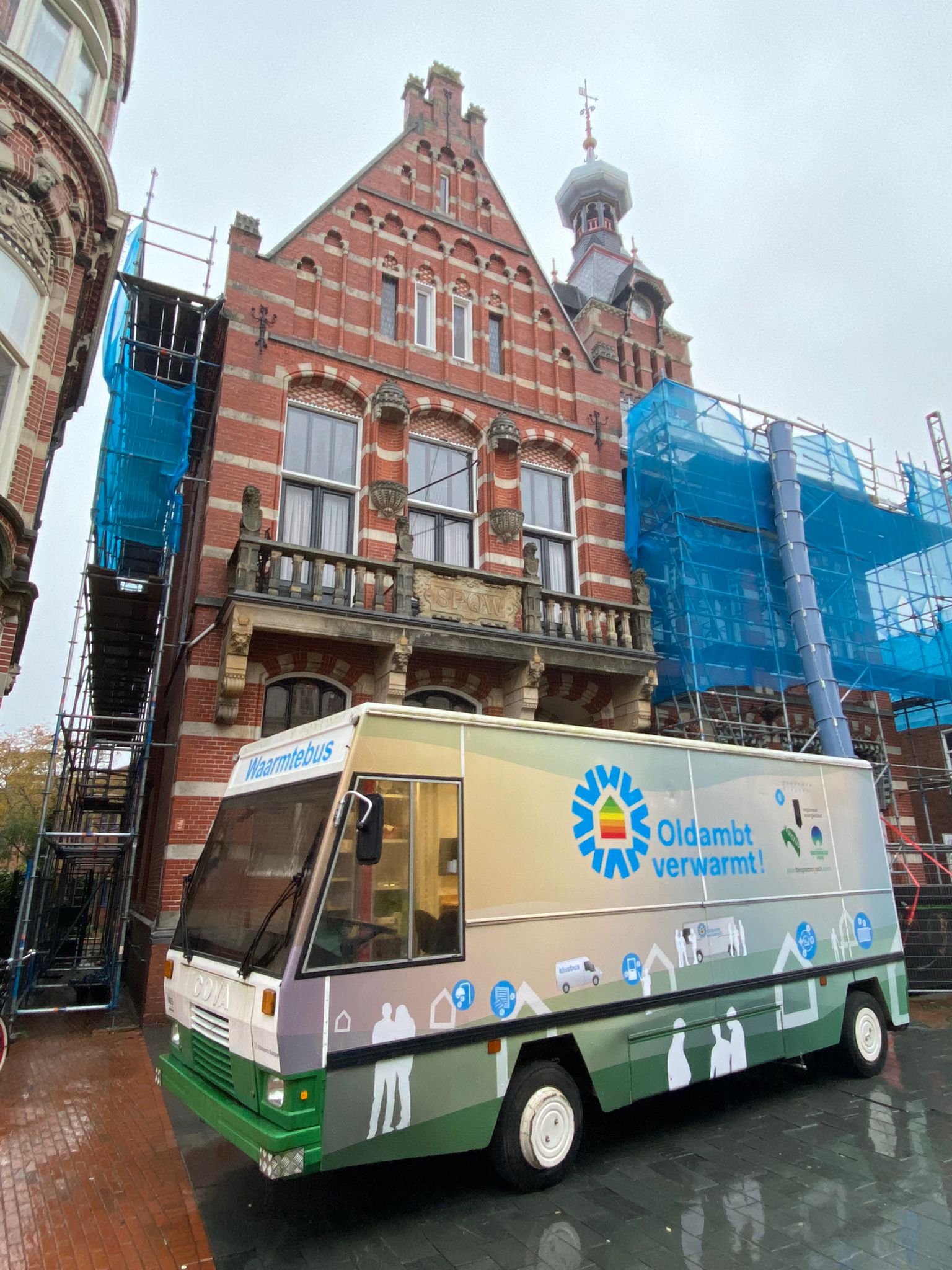 De Waarmtebus voor het gemeentehuis in Winschoten